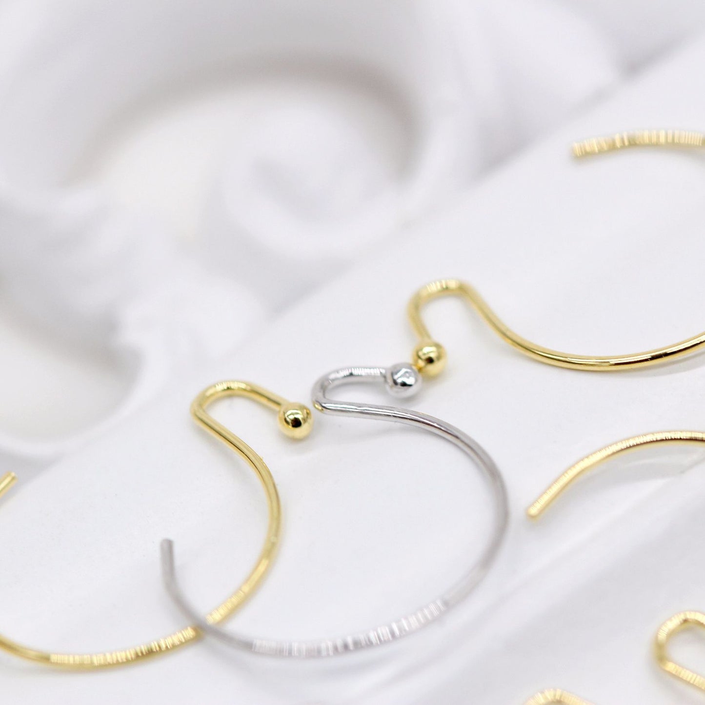 20 schlichte runde Hakenohrringe aus 14-karätigem GF