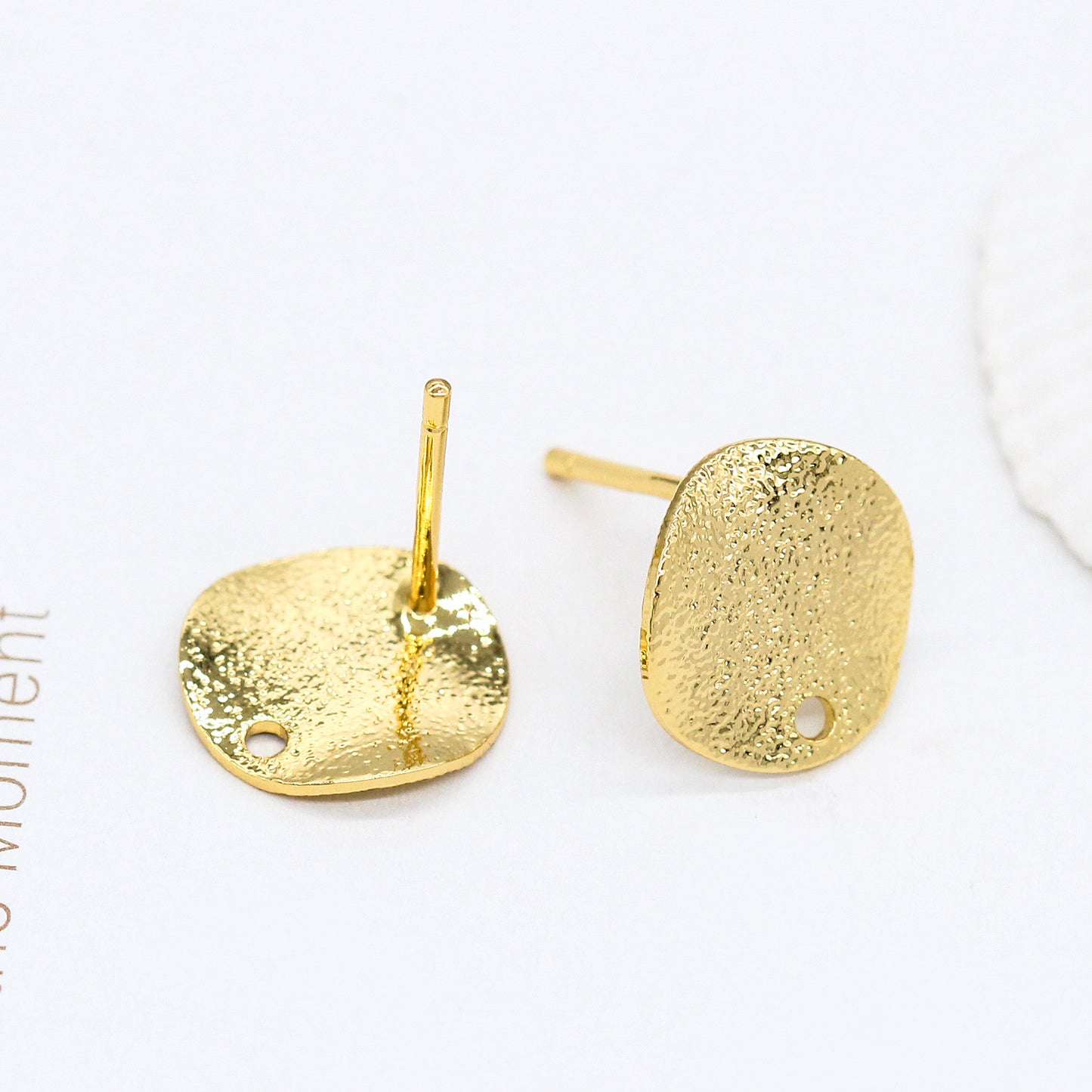 10 gebogene, mattierte, runde Ohrstecker mit Loch aus 14-karätigem GF