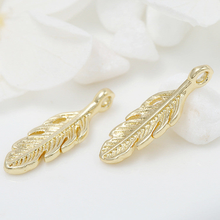 Pendentif à breloque 10 plumes 14K GF