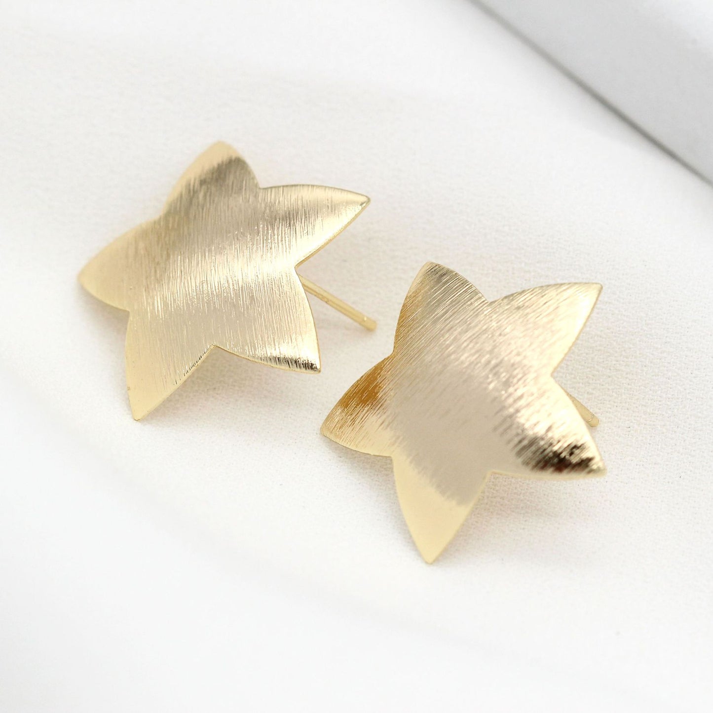 20 boucles d'oreilles courbées en forme d'étoile et de cœur givré avec boucle d'oreille 14K GF