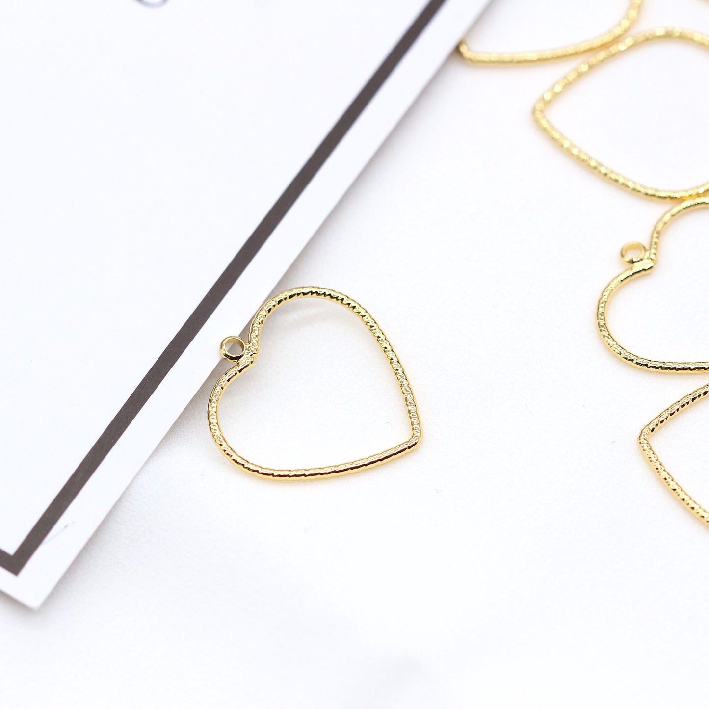 20 geschnitzte Herz-Kreis-Charm-Anhänger aus 14 Karat GF