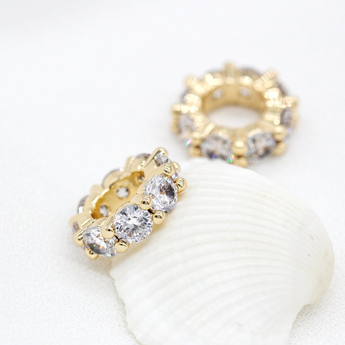 10 runde Ring-Charm-Anhänger mit Strasssteinen, 14 Karat GF