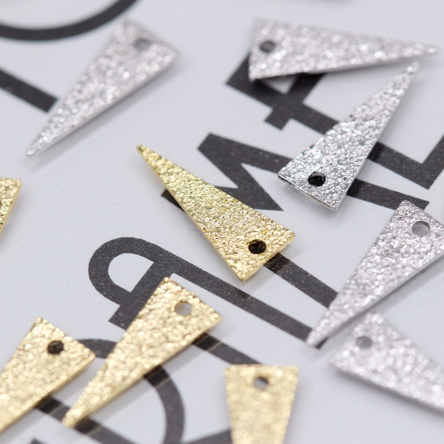 100 Pendentif à breloque triangle givré 14K GF