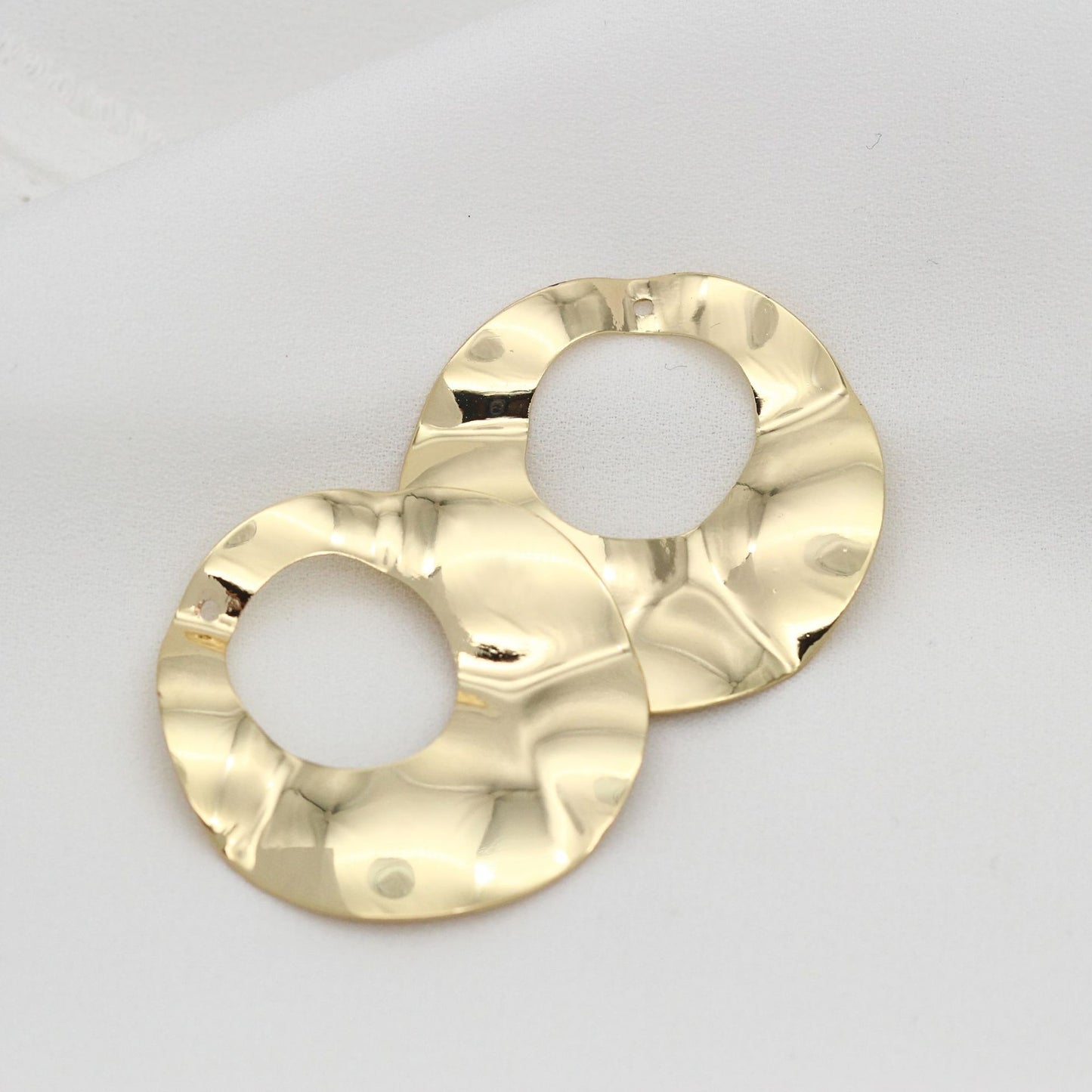 10 gebogene gehämmerte Kreis-Charm-Anhänger aus 14 Karat GF