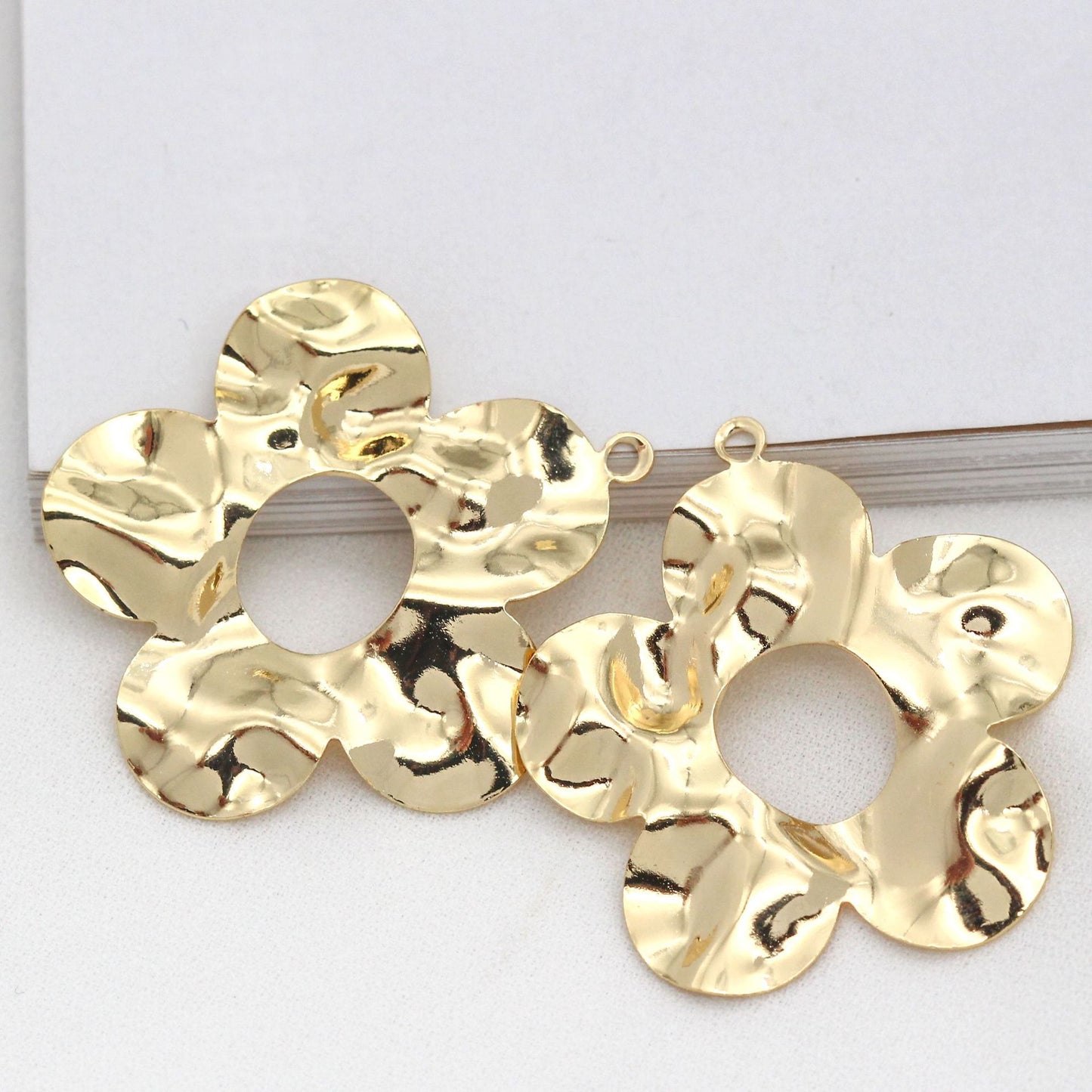 20 geschwungene gehämmerte florale Kreis-Charm-Anhänger aus 14 Karat GF