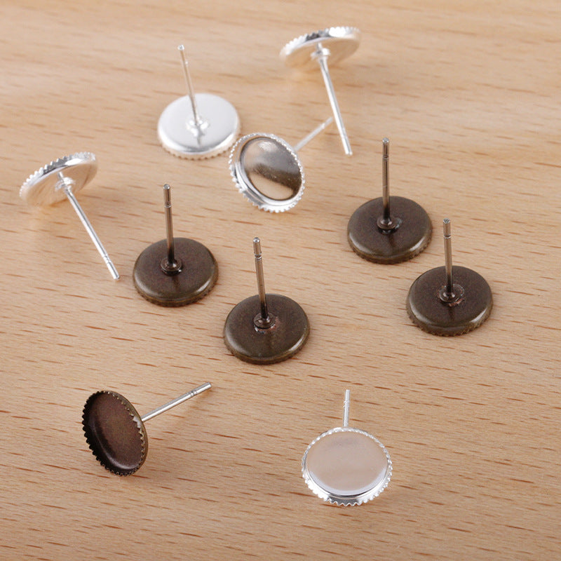100 boucles d'oreilles à tige à lunette à bord dentelé 18KGP 8mm 10mm 12mm cabochon rond Base vierge réglage de la pièce de pierre précieuse
