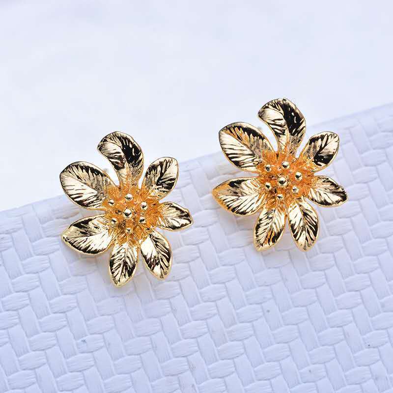 20 Blumen-Ohrstecker mit Öse, 14 K GF