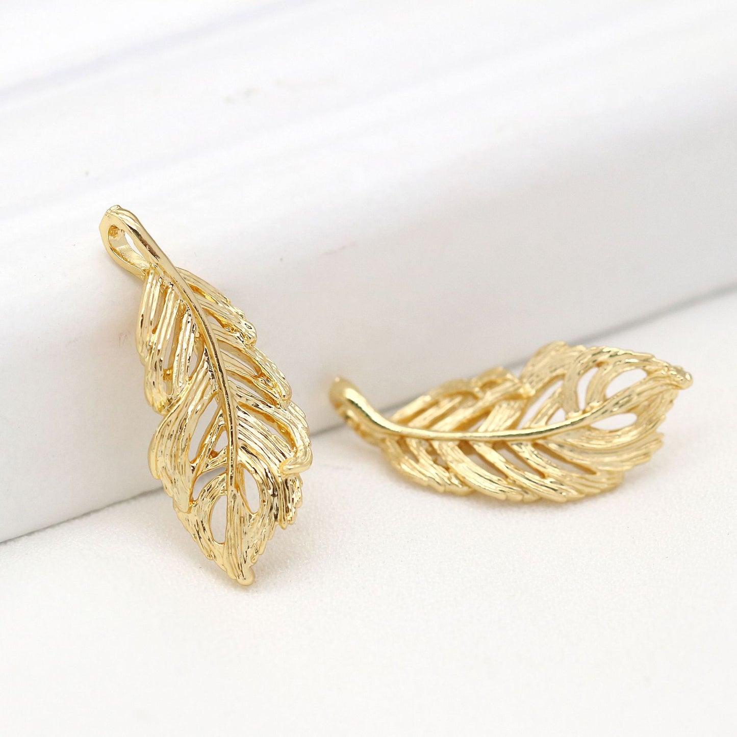 10 Feder-Charm-Anhänger 14K GF