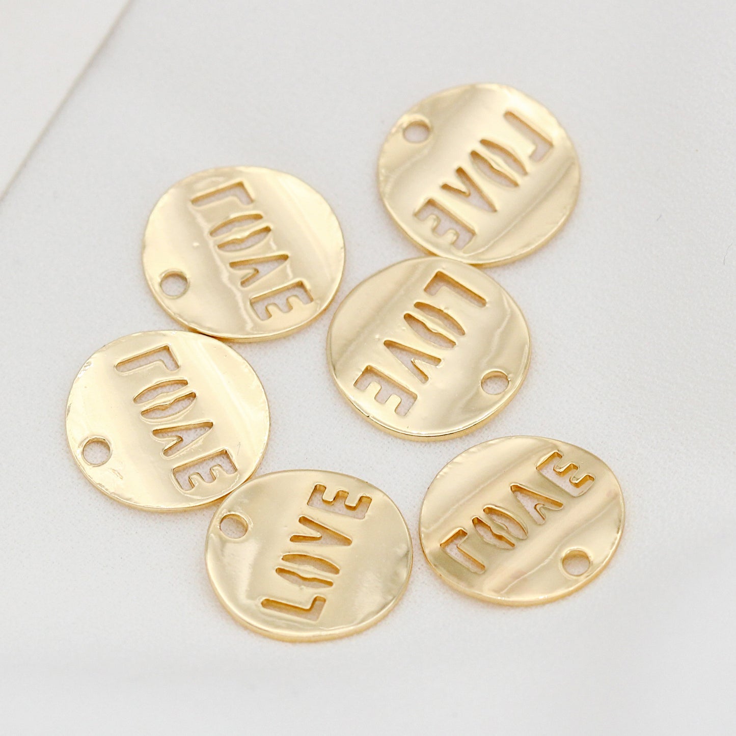 30 gebogene runde Love Piece Charm-Anhänger aus 14 Karat GF
