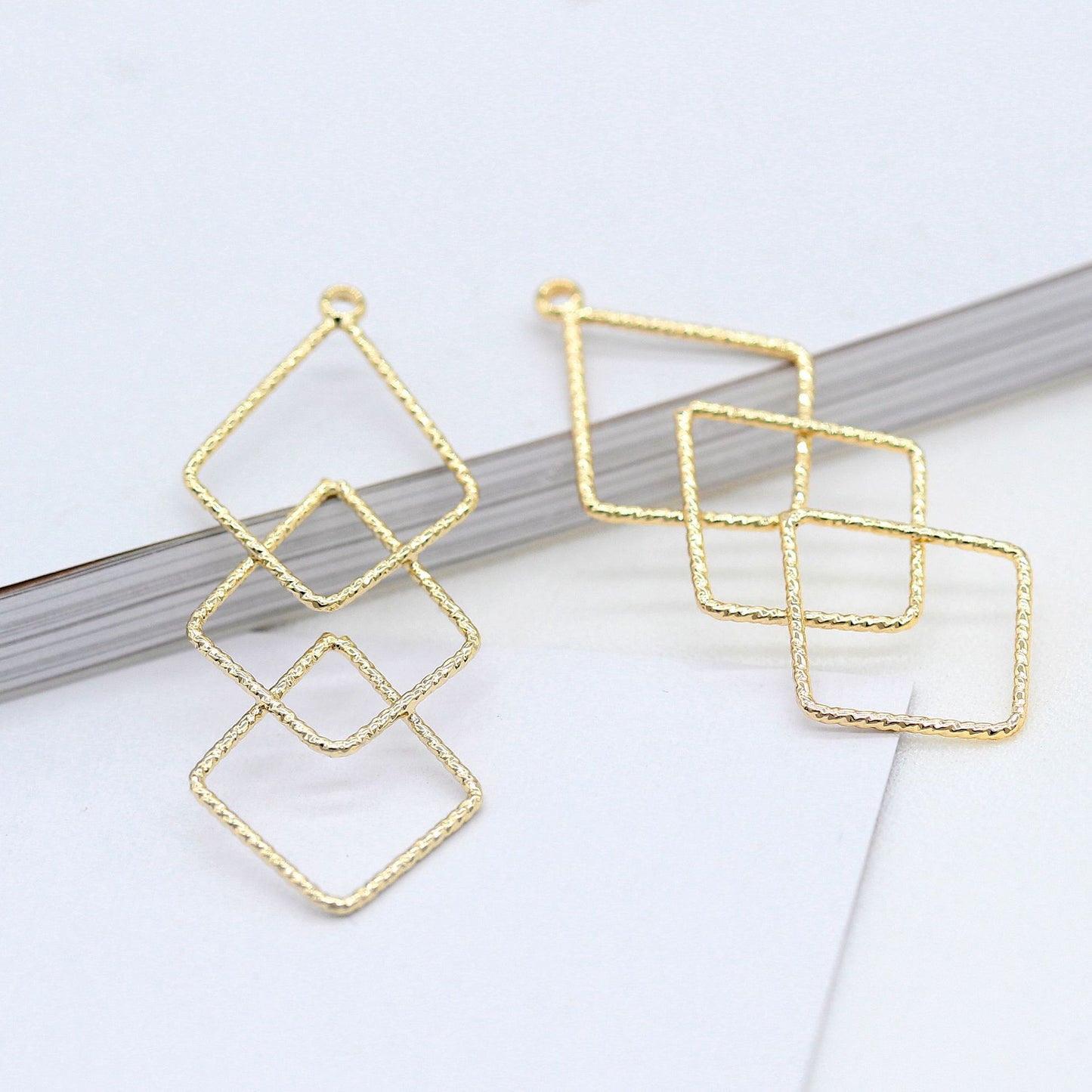 20 Pendentif à breloque cercle à trois diamants fondants 14K GF