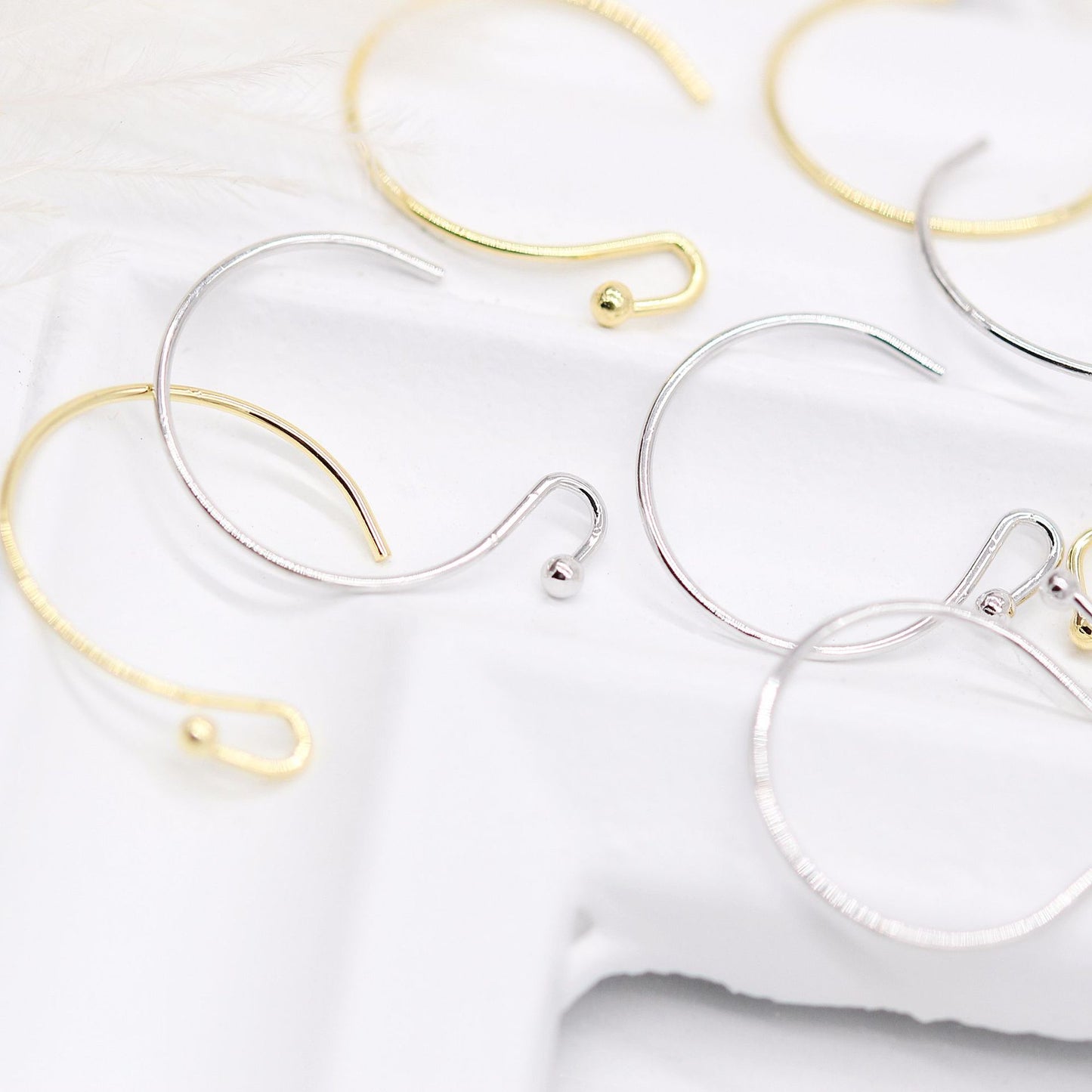 20 schlichte runde Hakenohrringe aus 14-karätigem GF