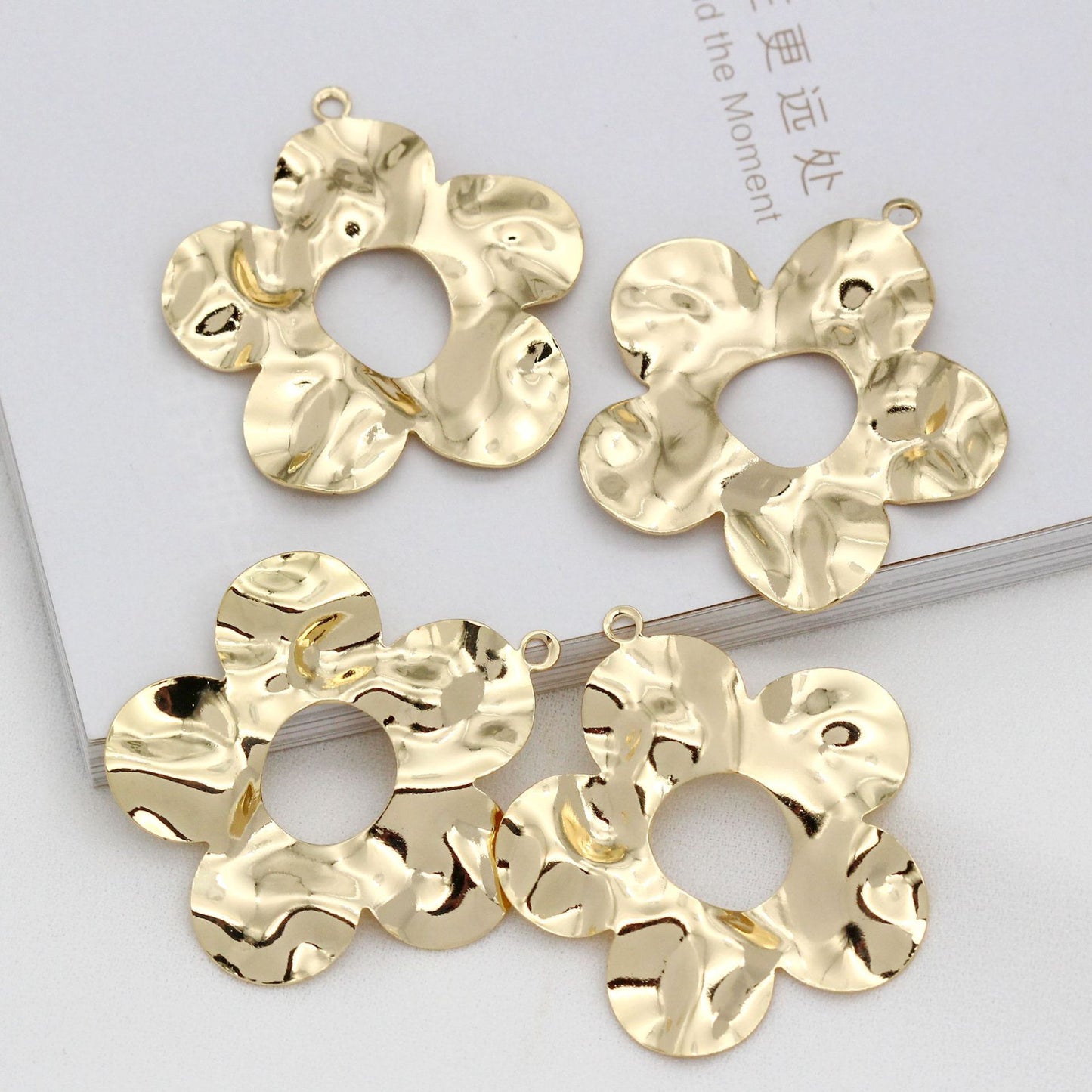 20 geschwungene gehämmerte florale Kreis-Charm-Anhänger aus 14 Karat GF