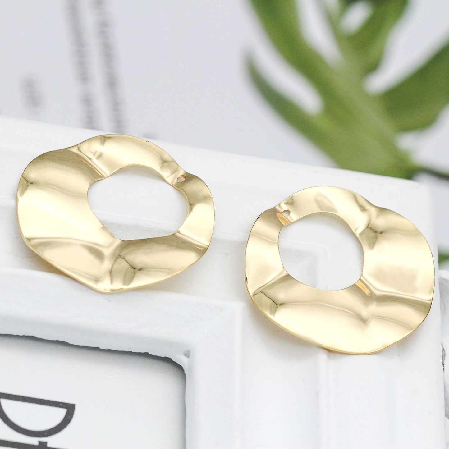 10 gebogene gehämmerte Kreis-Charm-Anhänger aus 14 Karat GF