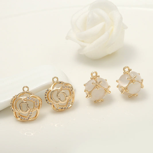 2 Rosen-Blumen-Charm-Anhänger, Harz, Strass, verziert mit 14-karätigem GF