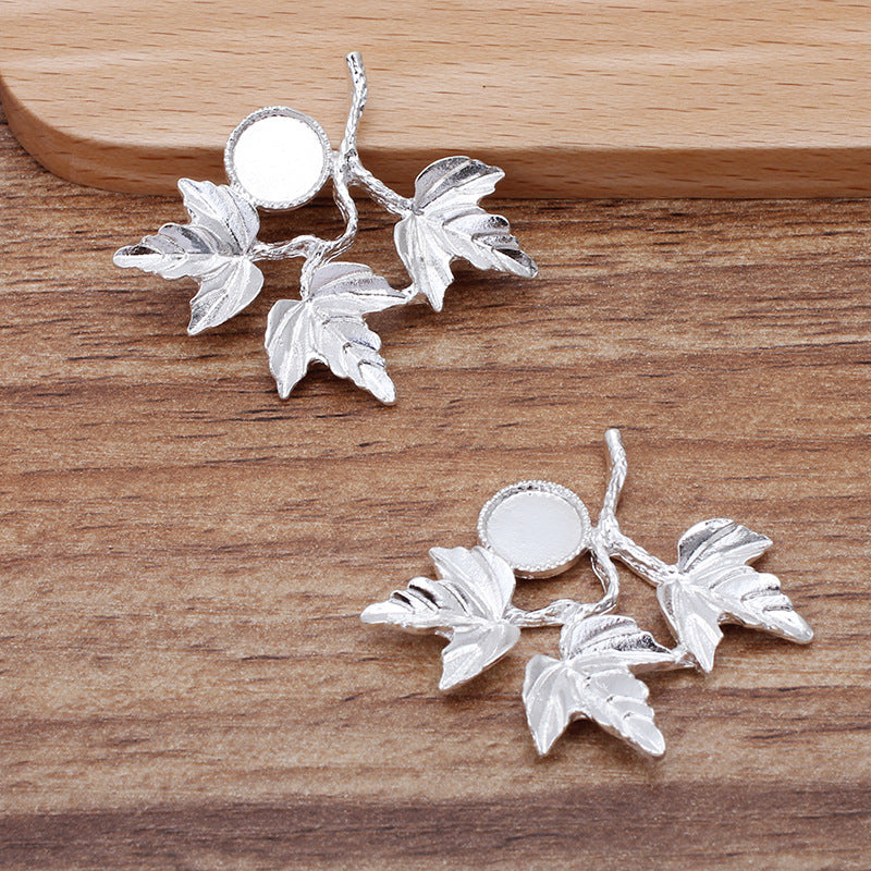 20 filigrane Blattzweige mit gezacktem Rand und Lünettenbecher-Charm, 18 kg, 8 mm, runder Cabochon, blanke Basis, Edelsteinfassung