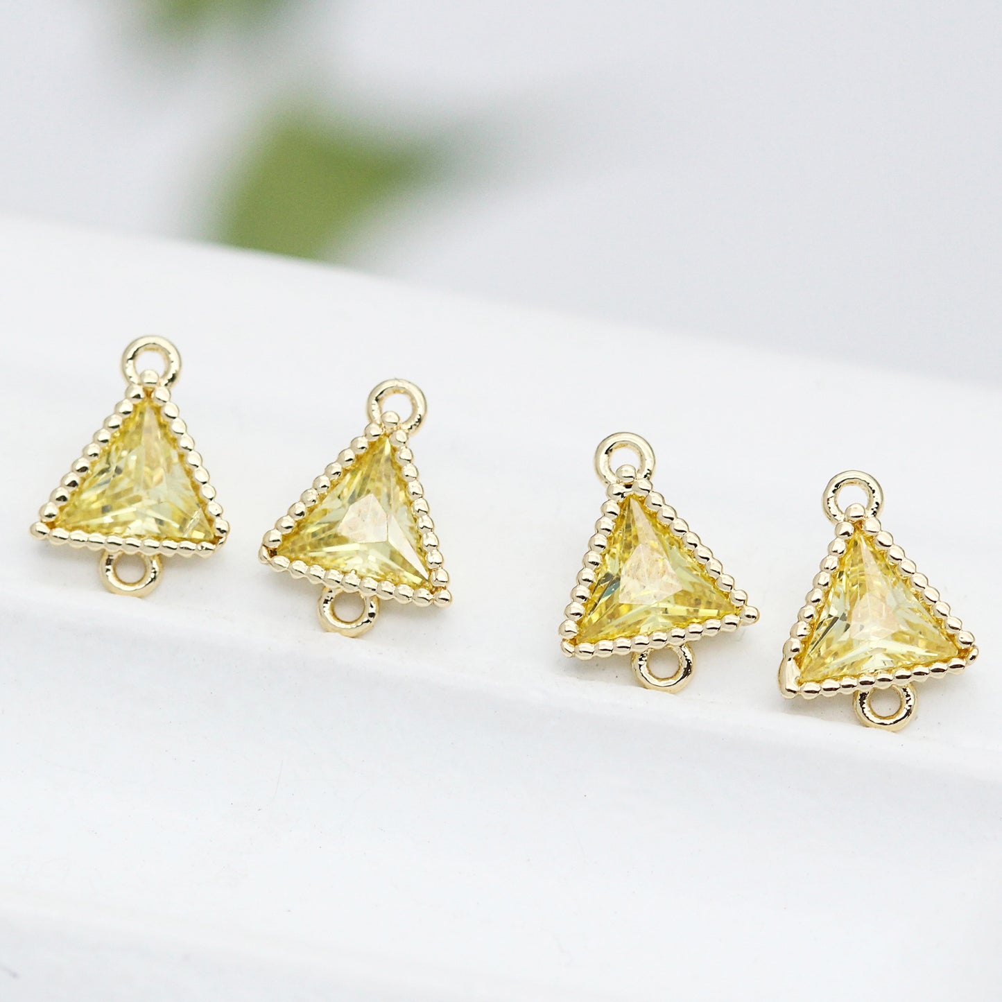 5 connecteurs de charme triangulaire à double boucle ornés de strass 14K GF
