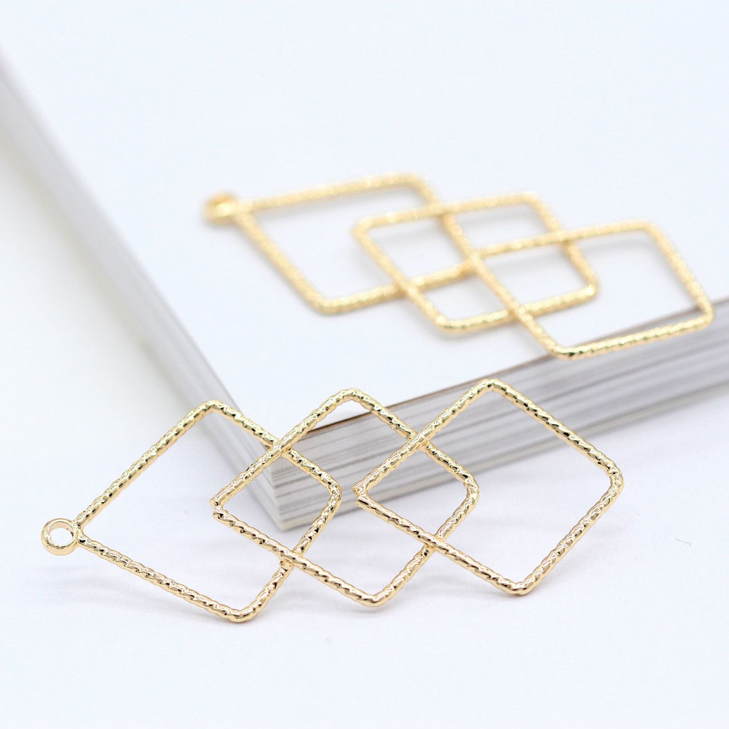20 Pendentif à breloque cercle à trois diamants fondants 14K GF