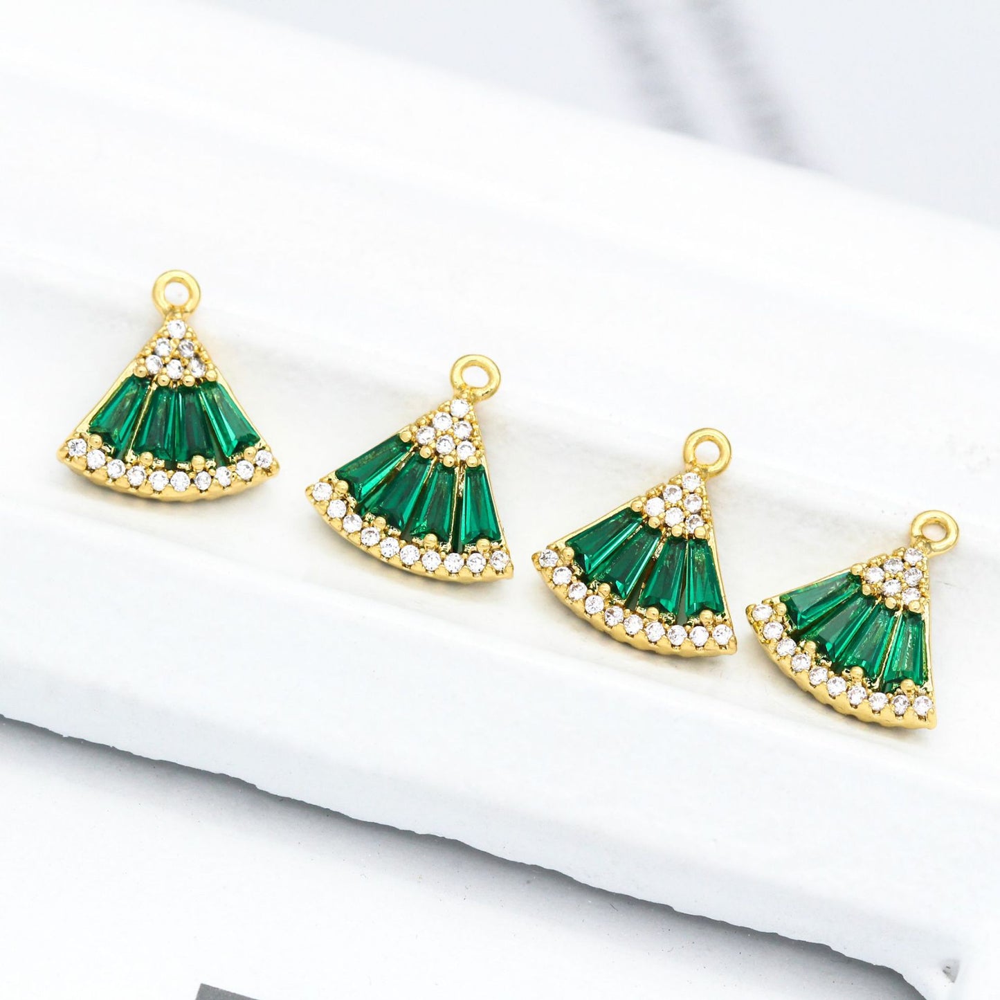 10 Fächer-Charm-Anhänger mit Strasssteinen, 14 Karat GF