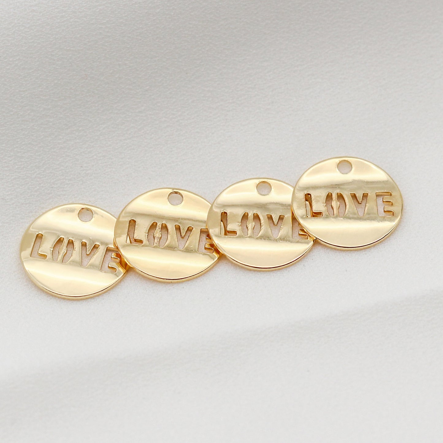 30 gebogene runde Love Piece Charm-Anhänger aus 14 Karat GF