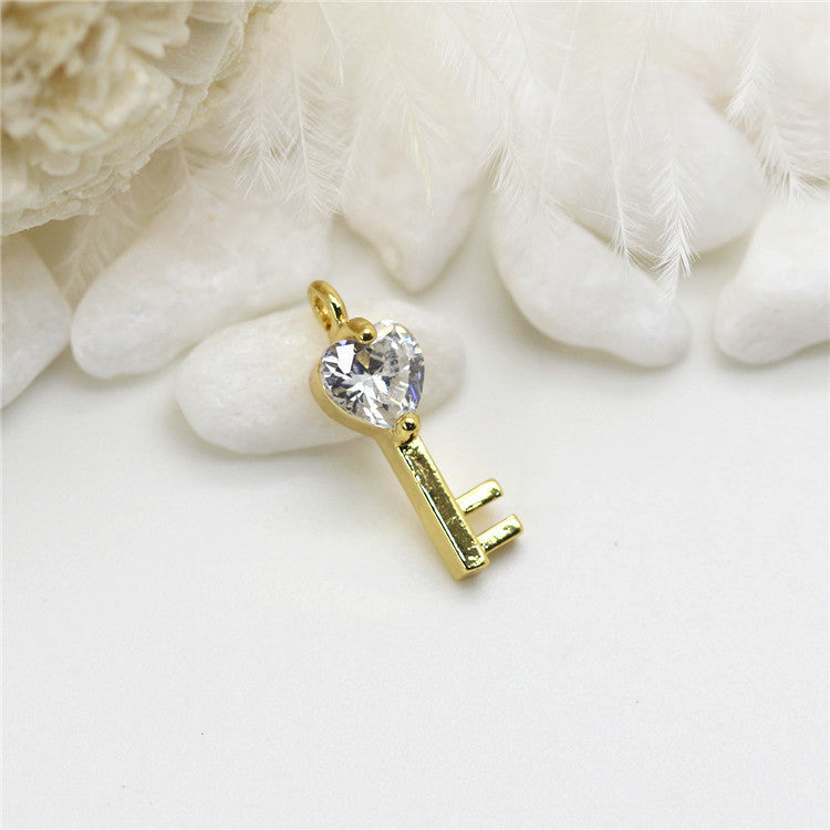 Pendentif à breloque 30 clés orné de strass 14K GF