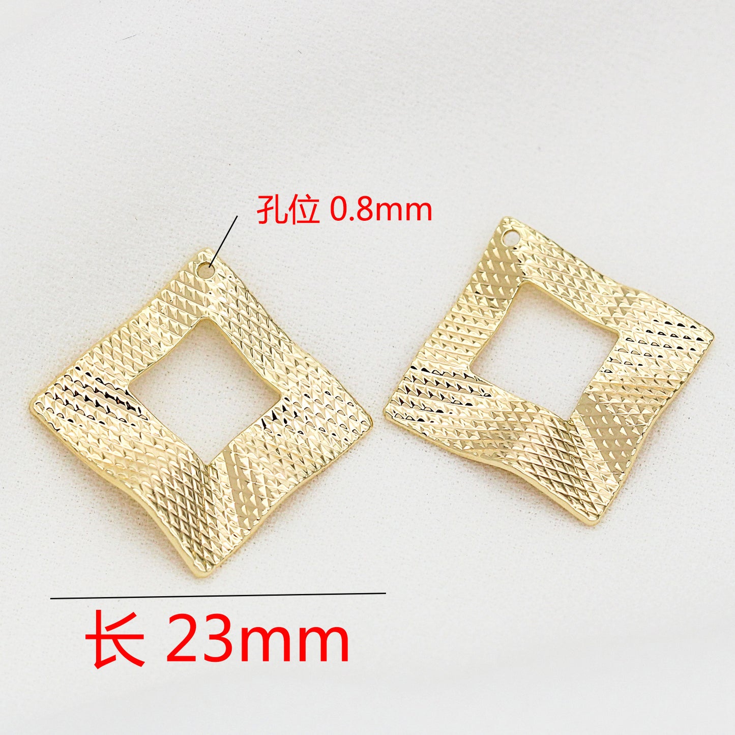 10 gebogene geschnitzte quadratische Kreis-Charm-Anhänger aus 14 Karat GF