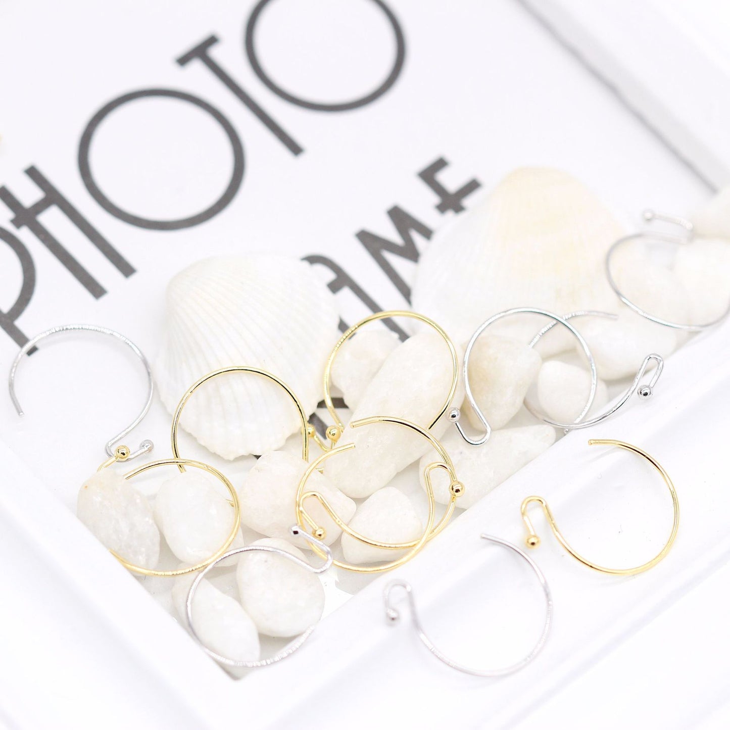 20 schlichte runde Hakenohrringe aus 14-karätigem GF