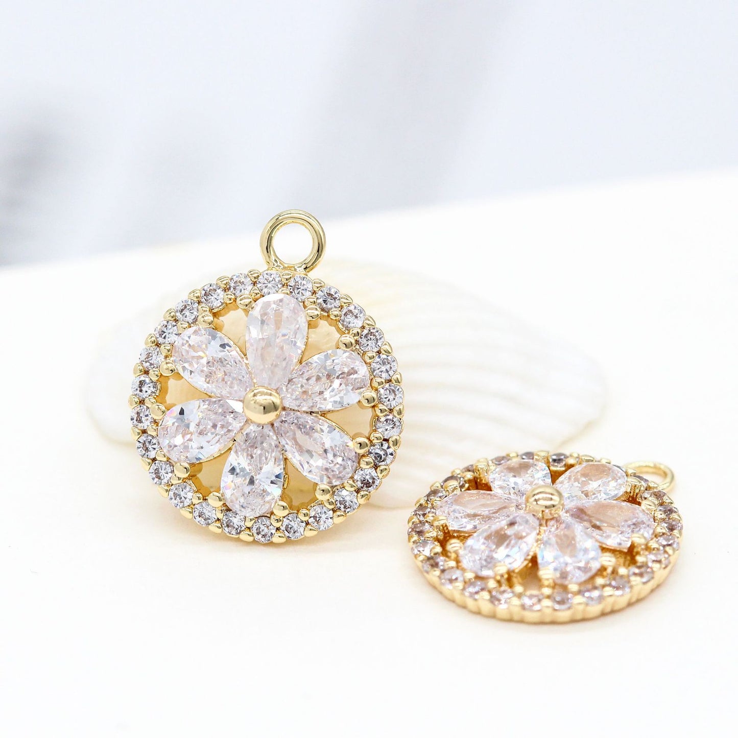 5 pendentifs à breloques florales rondes creuses ornées de strass 14K GF