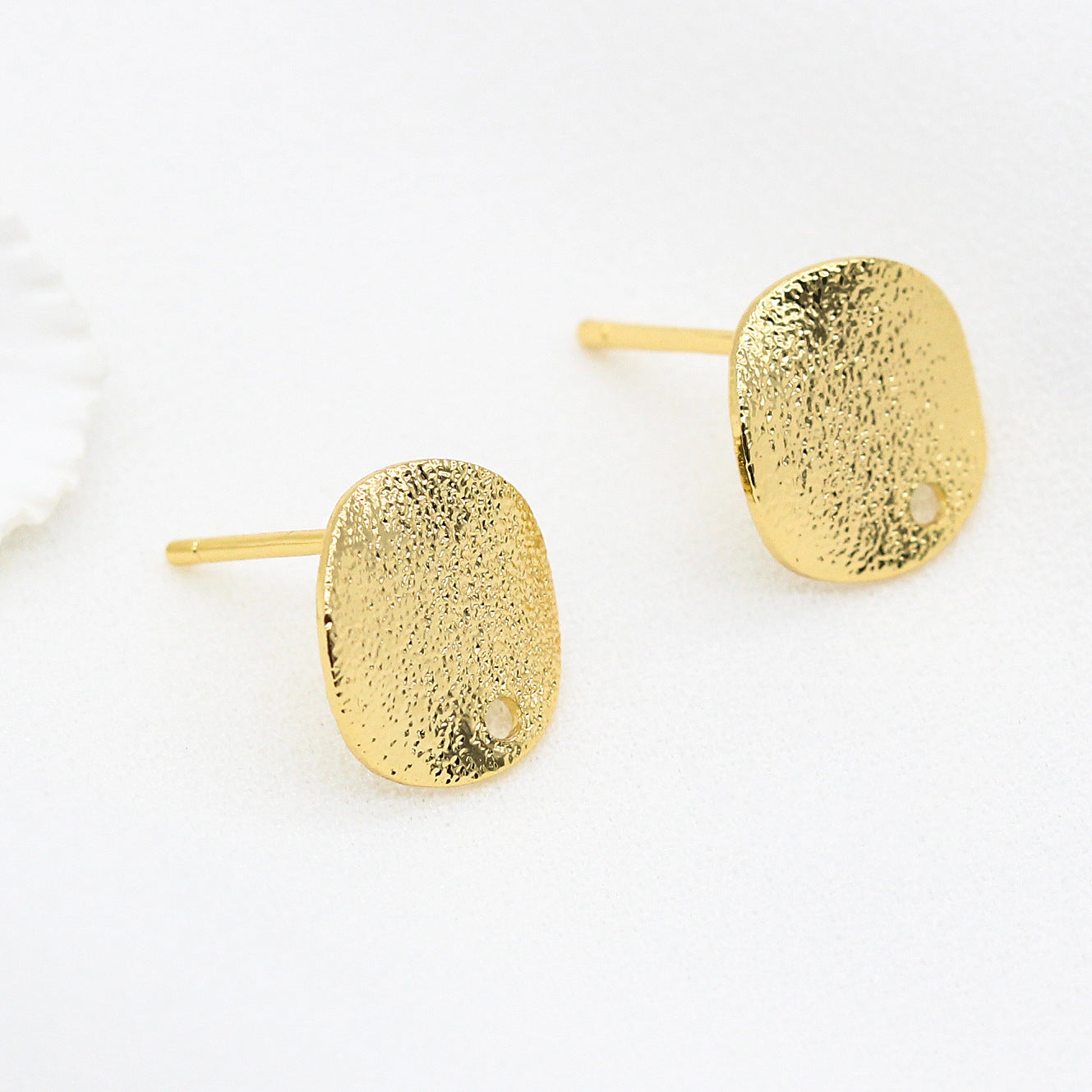 10 gebogene, mattierte, runde Ohrstecker mit Loch aus 14-karätigem GF