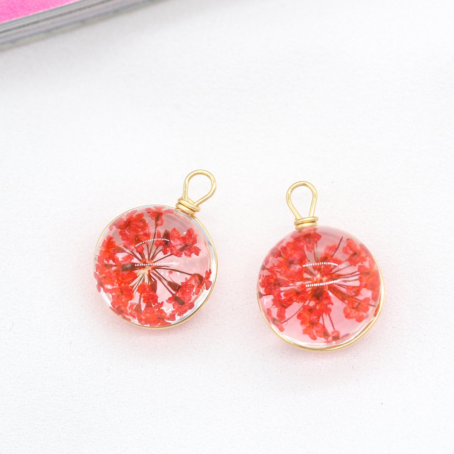 2 fils enveloppés de vraie fleur à l'intérieur d'un dôme en verre rond, pendentif à breloque 14K GF