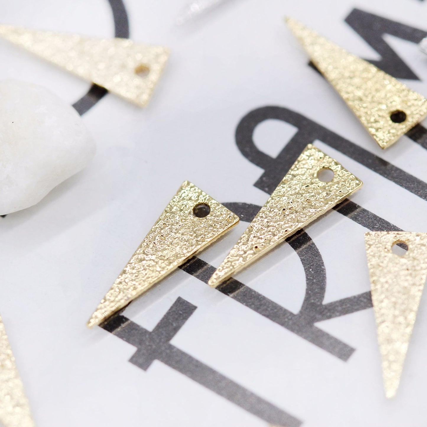 100 Pendentif à breloque triangle givré 14K GF