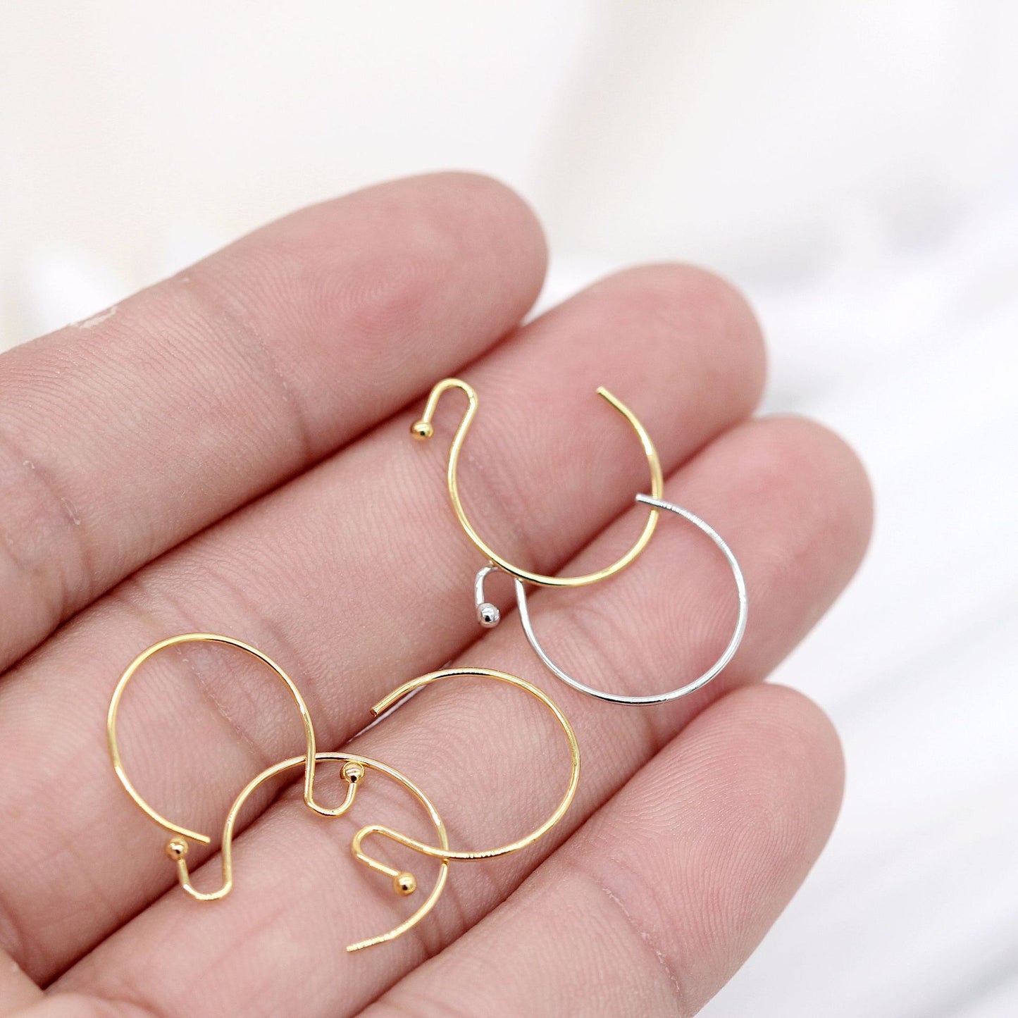 20 schlichte runde Hakenohrringe aus 14-karätigem GF